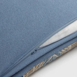 Funda de cojín bordado geométrico con pompones Matchu
