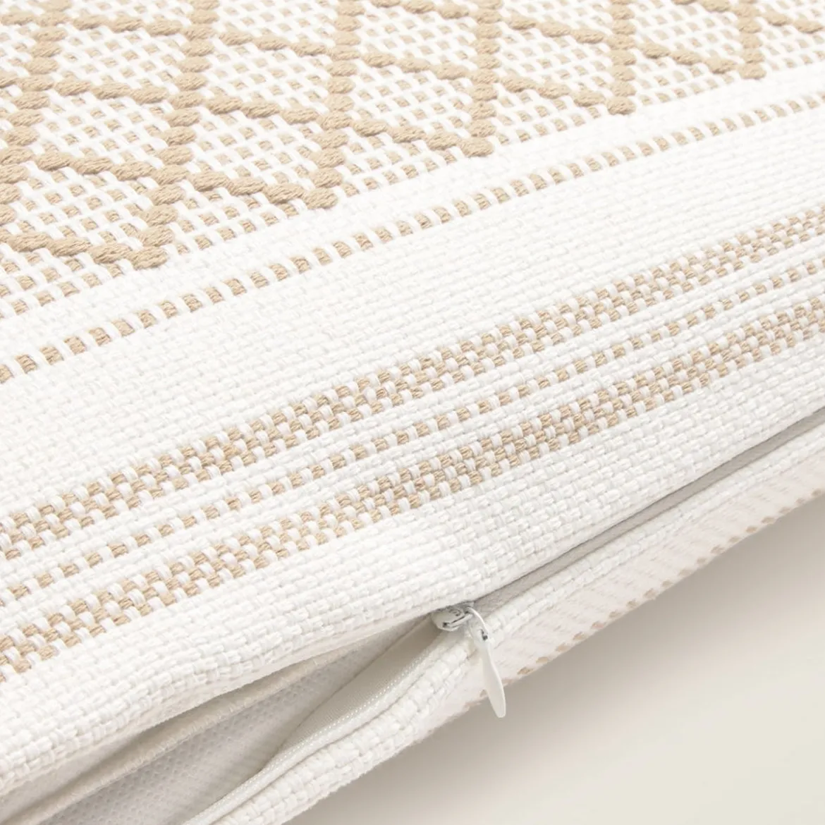 Funda de cojín tejido rombos con borlas Diami