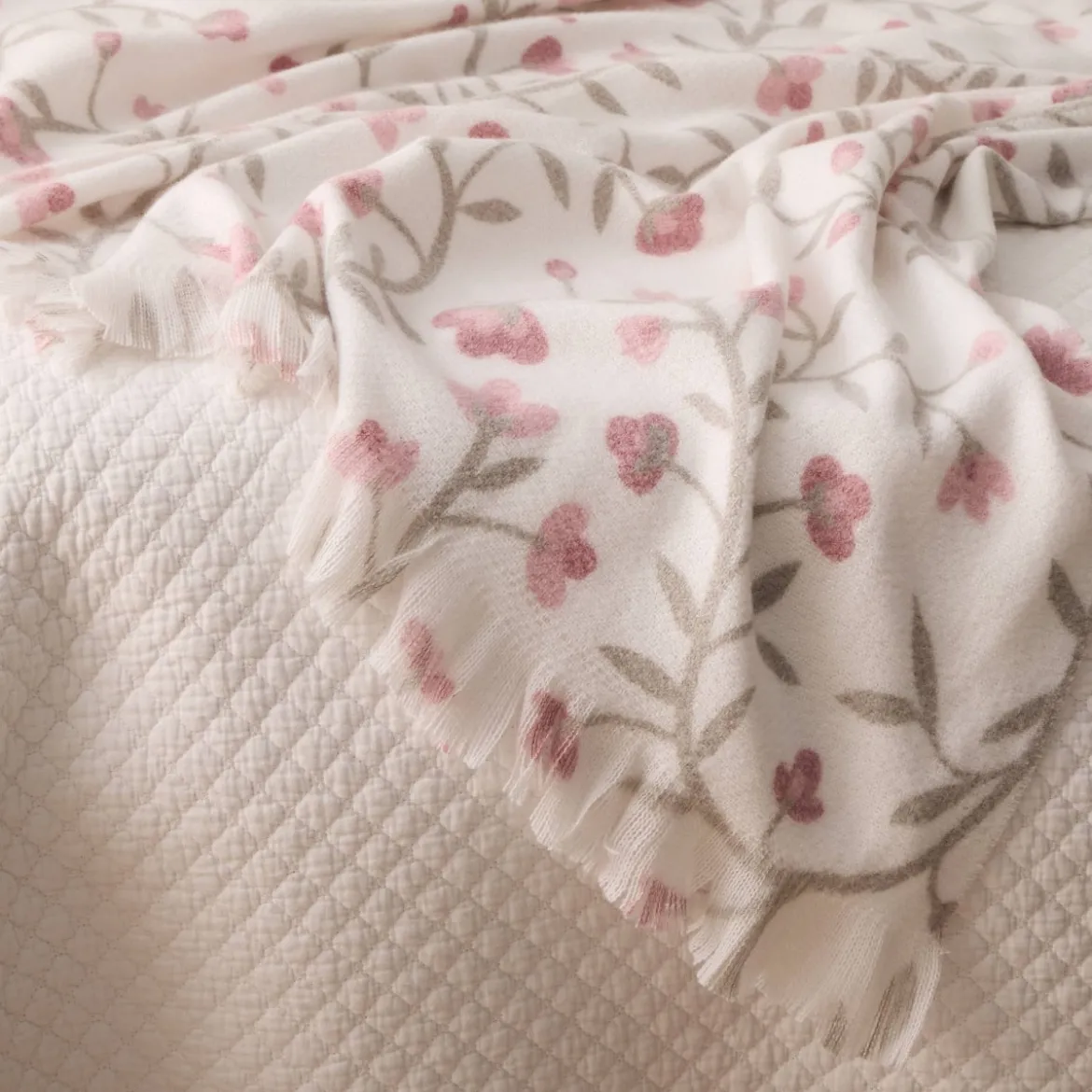Plaid con flores y flecos decorativos Lapla